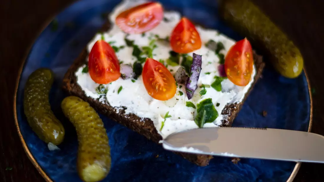 «Abendbrot» wird in Deutschland oft das Abendessen genannt. Zu sich genommen wird es zwischen 17 und 19 Uhr. Stirbt es bald aus, wenn die jungen Leute von heute es weniger mögen als die älteren? (Symbolbild) - Bild: Sina Schuldt/dpa