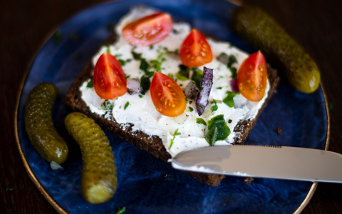 «Abendbrot» wird in Deutschland oft das Abendessen genannt. Zu sich genommen wird es zwischen 17 und 19 Uhr. Stirbt es bald aus, wenn die jungen Leute von heute es weniger mögen als die älteren? (Symbolbild) - Foto: Sina Schuldt/dpa