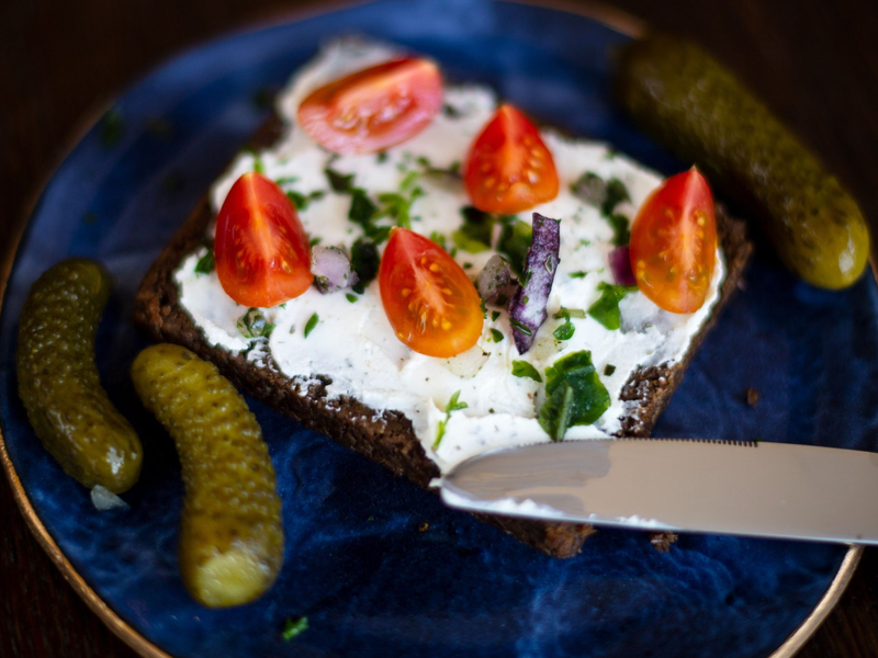 «Abendbrot» wird in Deutschland oft das Abendessen genannt. Zu sich genommen wird es zwischen 17 und 19 Uhr. Stirbt es bald aus, wenn die jungen Leute von heute es weniger mögen als die älteren? (Symbolbild) - Foto: Sina Schuldt/dpa
