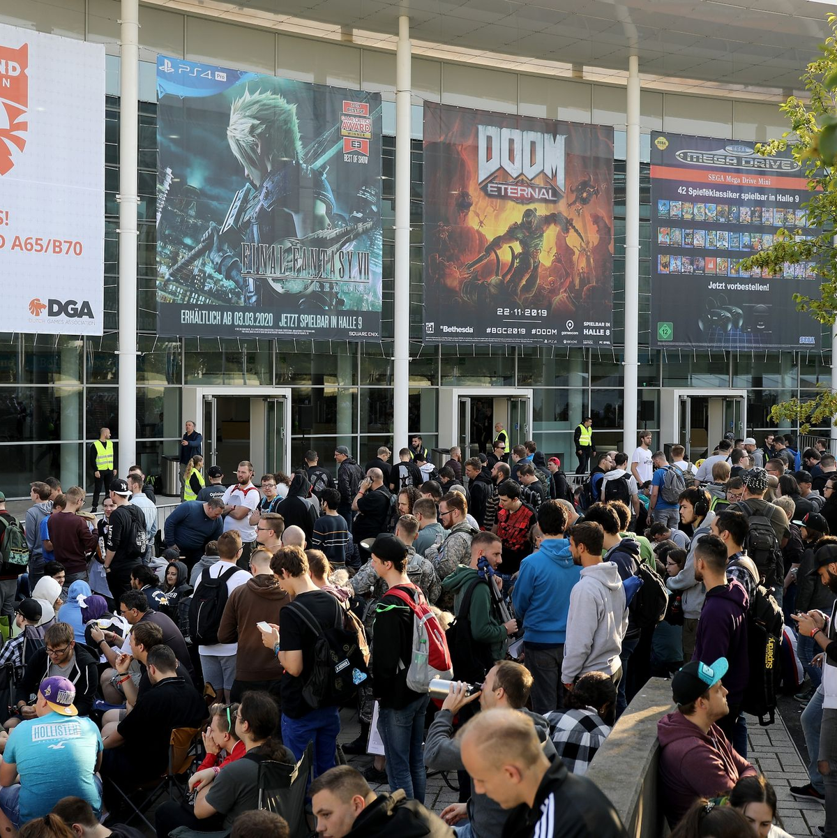 Messebesucher testen ein Computerspiel bei der Gamescom 2022. - Foto: Oliver Berg/dpa