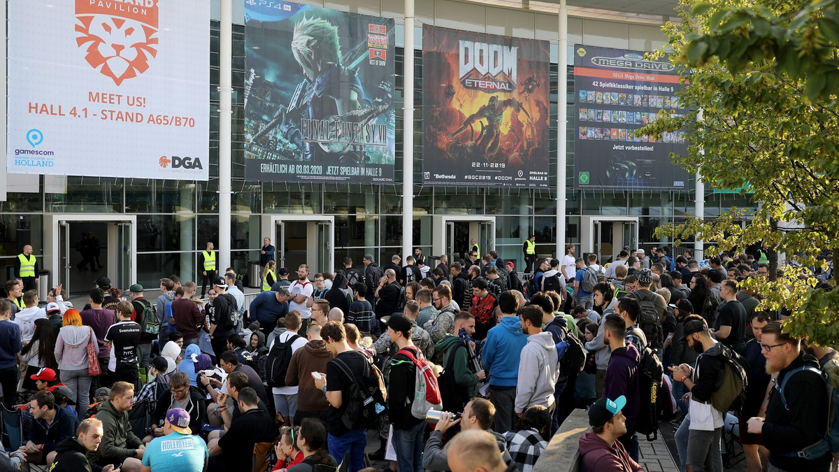 Messebesucher testen ein Computerspiel bei der Gamescom 2022. - Foto: Oliver Berg/dpa
