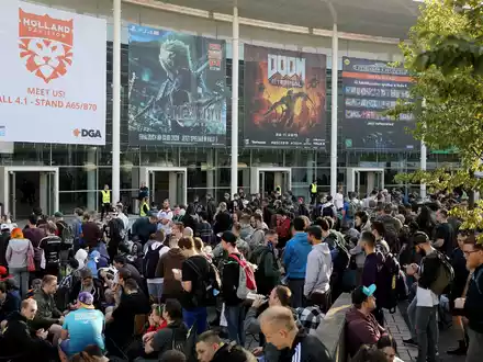 Messebesucher testen ein Computerspiel bei der Gamescom 2022. - Foto: Oliver Berg/dpa