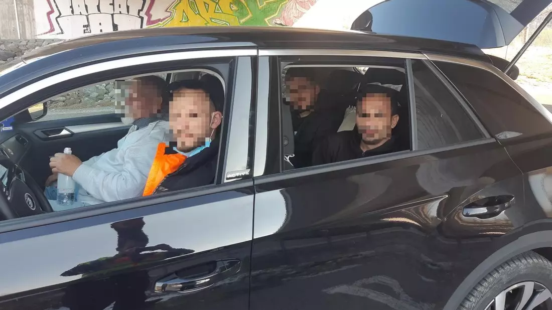 BPOLD-B: Bundespolizei deckt Schleusung von 24 Personen in einem Transporter auf - Bild: presseportal.de