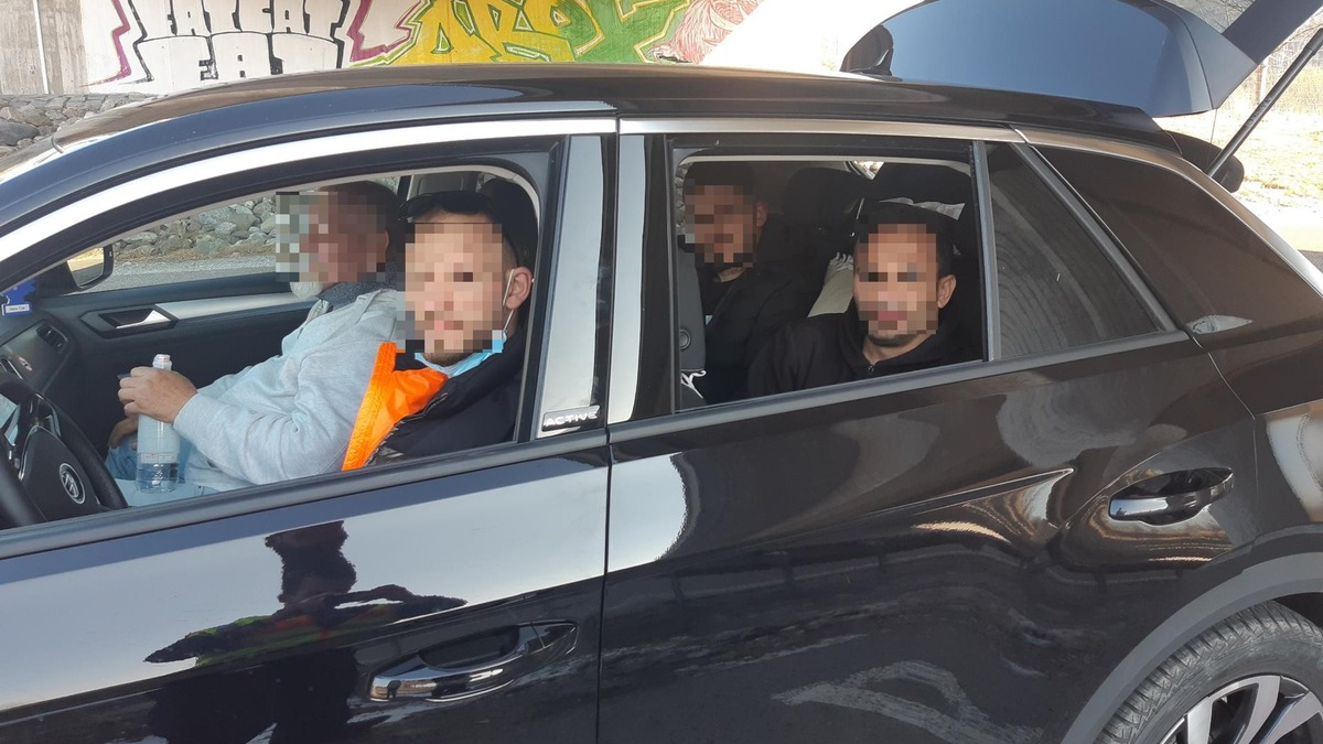 BPOLD-B: Bundespolizei deckt Schleusung von 24 Personen in einem Transporter auf - Foto: presseportal.de