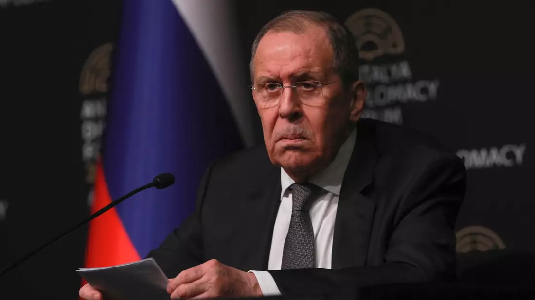Ein russischer Soldat patrouilliert im Mai 2022 durch einen zerstörten Bereich des Iljitsch Eisen- und Stahlwerks Mariupol. Der russische Angriffskrieg geht bald in das dritte Jahr. - Bild: Uncredited/AP/dpa