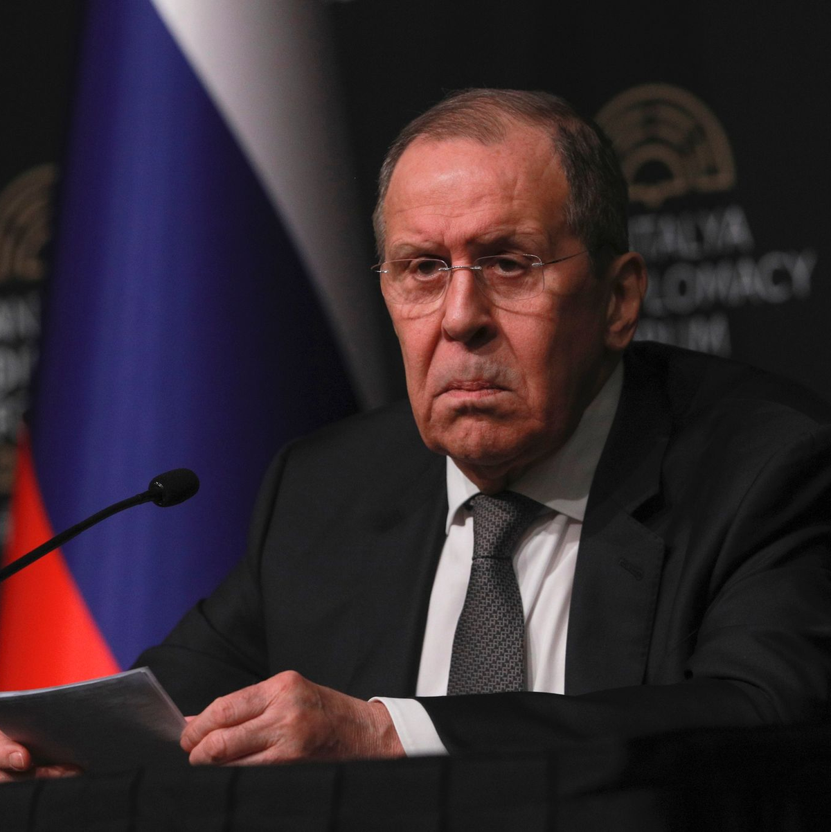 Ein russischer Soldat patrouilliert im Mai 2022 durch einen zerstörten Bereich des Iljitsch Eisen- und Stahlwerks Mariupol. Der russische Angriffskrieg geht bald in das dritte Jahr. - Foto: Uncredited/AP/dpa