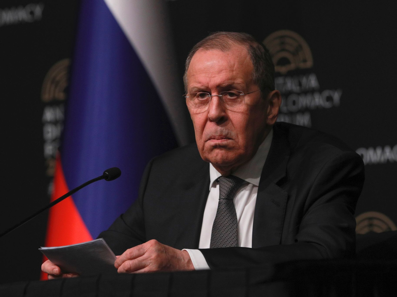 Ein russischer Soldat patrouilliert im Mai 2022 durch einen zerstörten Bereich des Iljitsch Eisen- und Stahlwerks Mariupol. Der russische Angriffskrieg geht bald in das dritte Jahr. - Foto: Uncredited/AP/dpa