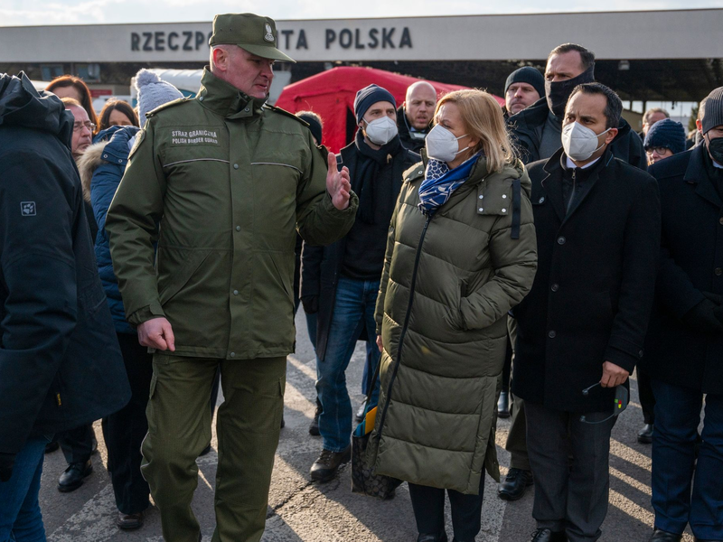 Nancy Faeser hat die Grenzkontrollen seit ihrer Einführung am 16. Oktober mehrfach verlängert. - Foto: Christophe Gateau/dpa
