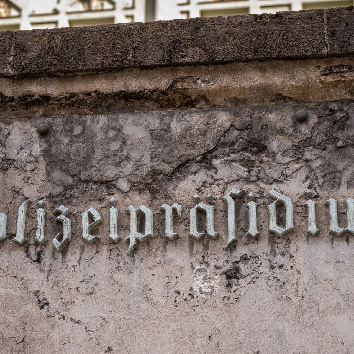 Bei den Razzien wurden zahlreiche Objekte in ganz Bayern durchsucht. - Foto: Peter Kneffel/dpa