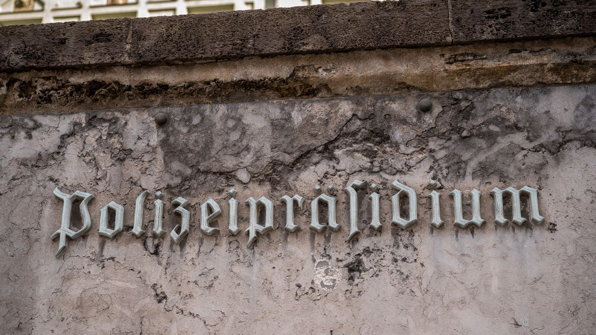Die Polizei ermittelt wegen des Verdachts der Vergewaltigung. (Symbolbild) - Foto: Peter Kneffel/dpa