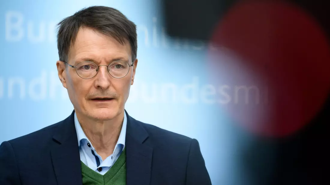 Bundesgesundheitsminister Karl Lauterbach reagiert mit Unverständnis auf den Ausrüsterwechsel beim DFB. - Bild: Bernd von Jutrczenka/dpa