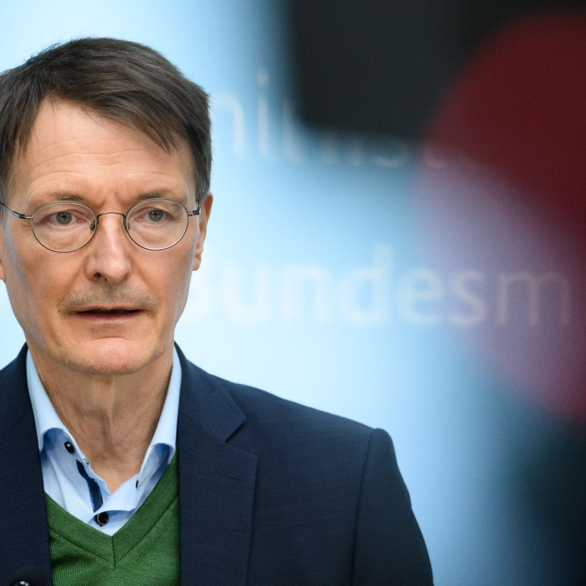 Bundesgesundheitsminister Karl Lauterbach (SPD) will die Arztpraxen weiter entlasten. - Foto: Bernd von Jutrczenka/dpa