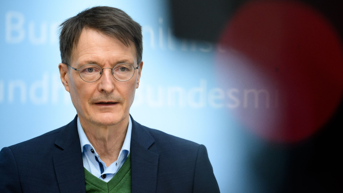 Bundesgesundheitsminister Karl Lauterbach (SPD) informiert in Berlin über die „Long-Covid-Initiativen“ seines Ministeriums. - Foto: Bernd von Jutrczenka/dpa
