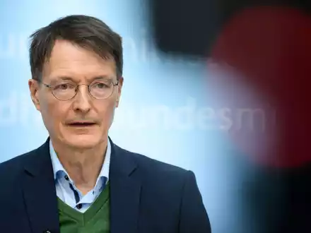 Bundesgesundheitsminister Karl Lauterbach will bis 2025 ein «Bundesinstitut für Prävention und Aufklärung in der Medizin» aufbauen. - Foto: Bernd von Jutrczenka/dpa