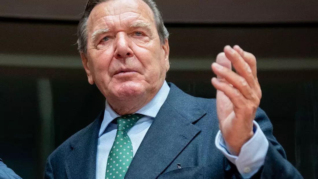 Ende Oktober wird Altkanzler Gerhard Schröder von der SPD geehrt. - Bild: Kay Nietfeld/dpa
