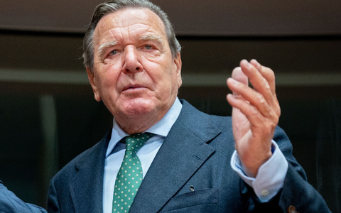 Ende Oktober wird Altkanzler Gerhard Schröder von der SPD geehrt. - Foto: Kay Nietfeld/dpa