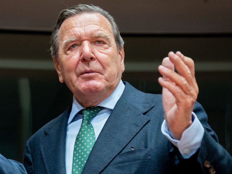 Ende Oktober wird Altkanzler Gerhard Schröder von der SPD geehrt. - Foto: Kay Nietfeld/dpa