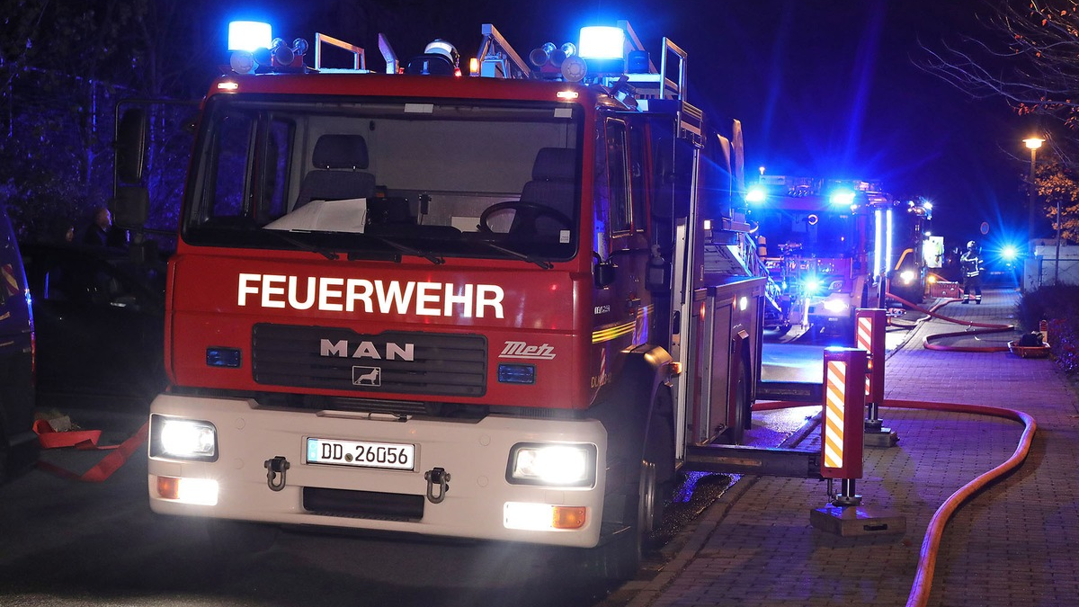 FW Dresden: Brand in Flüchtlingsunterkunft: Feuerwehr löscht brennendes Sofa - Foto: presseportal.de