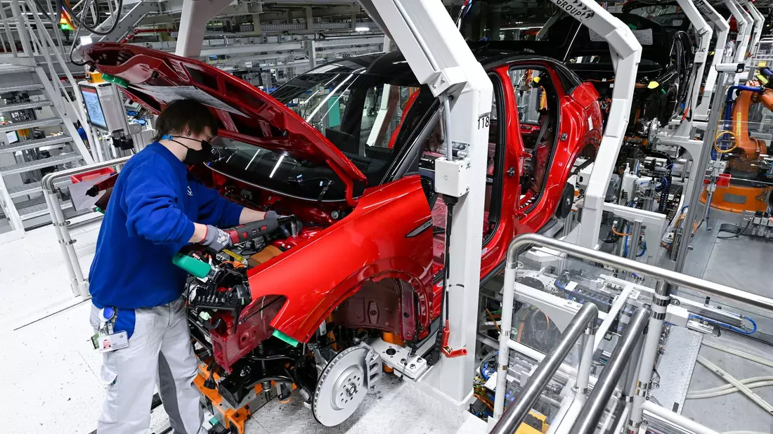 Ein Modell der neuen Generation des ID.3 wird im Werk von Volkswagen in Zwickau montiert. - Bild: Hendrik Schmidt/dpa