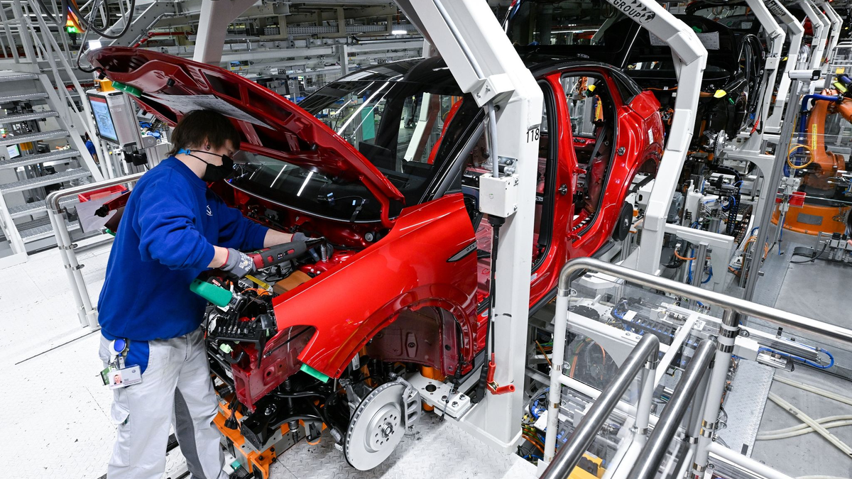 Ein Modell der neuen Generation des ID.3 wird im Werk von Volkswagen in Zwickau montiert. - Foto: Hendrik Schmidt/dpa