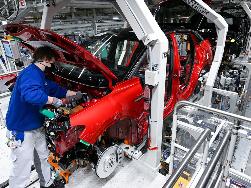 Ein Modell der neuen Generation des ID.3 wird im Werk von Volkswagen in Zwickau montiert. - Foto: Hendrik Schmidt/dpa