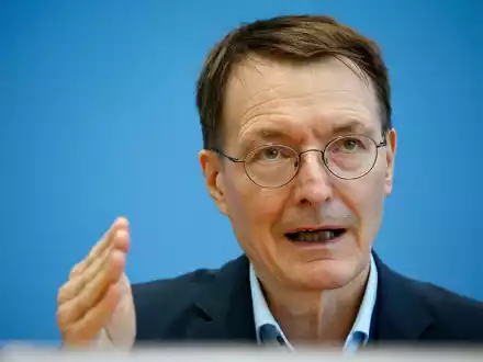 Bundesgesundheitsminister Karl Lauterbach will die Pharmabranche in Deutschland stärken. - Foto: Carsten Koall/dpa