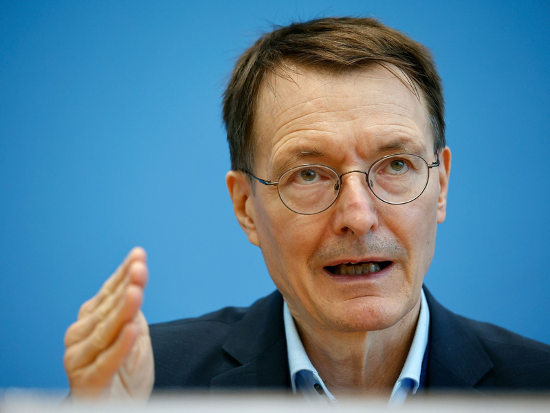 «In den letzten Jahren hat sich eine enorme Bürokratie in den Praxen aufgebaut - das muss jetzt ein Ende haben»: Bundesgesundheitsminister Karl Lauterbach. - Foto: Carsten Koall/dpa