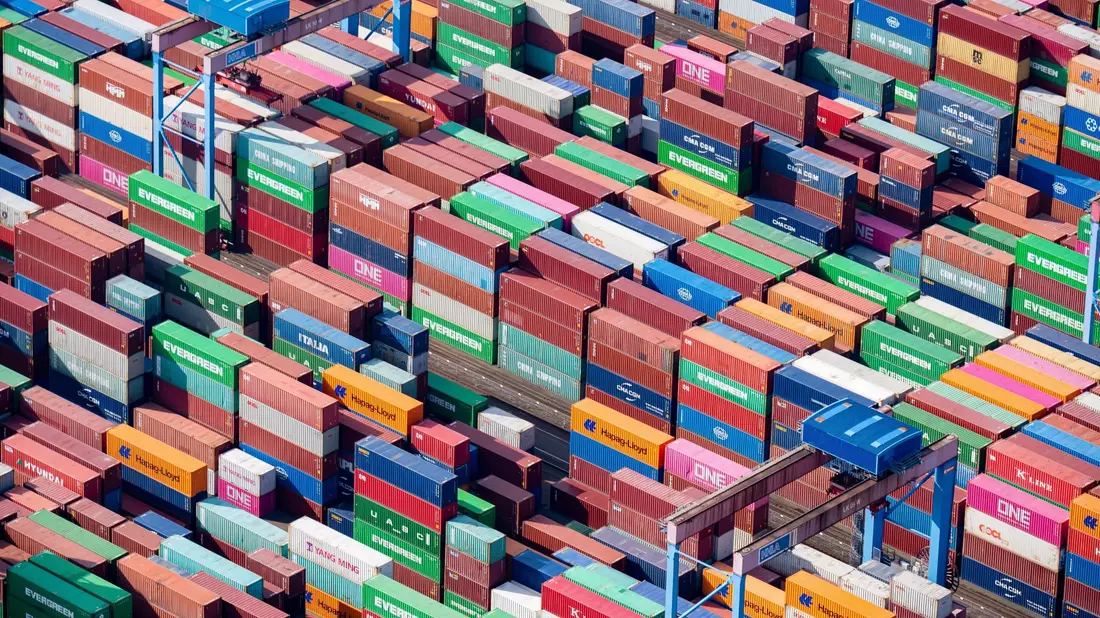 Eine Analyse von EY zeigt: Internationale Investoren haben im vergangenen Jahr ihr Engagement in Deutschland erneut zurückgefahren. Notwendig seien deshalb eine echte Steuerreform und ein Abbau von Regulierung (Symbolbild). - Bild: Daniel Reinhardt/dpa