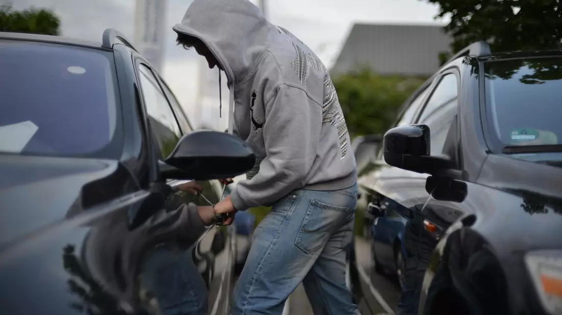 POL-DA: Bischofsheim/Flörsheim: Diebstähle aus unverschlossenen Fahrzeugen/Kripo appelliert: Räumen Sie Ihr Auto aus, bevor es andere tun! - Bild: presseportal.de