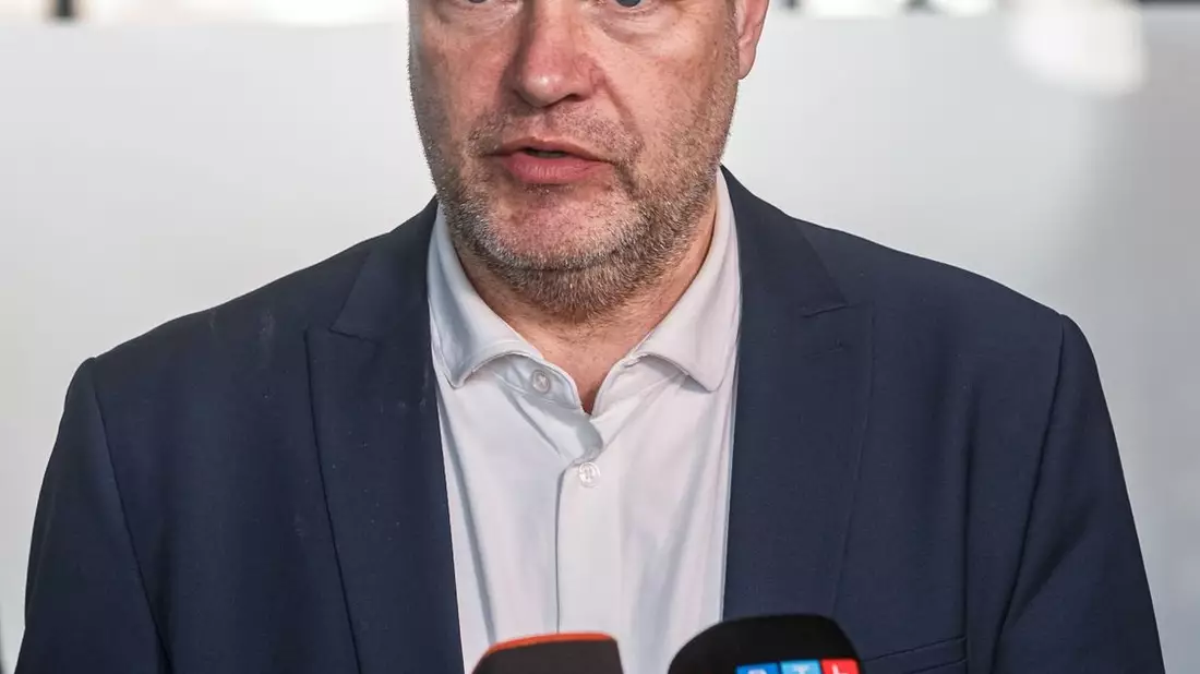 «Wir brauchen für Offshore die Konverter»:  Bundeswirtschaftsminister Robert Habeck bei der der Messe «Husum Wind». - Bild: Markus Scholz/dpa