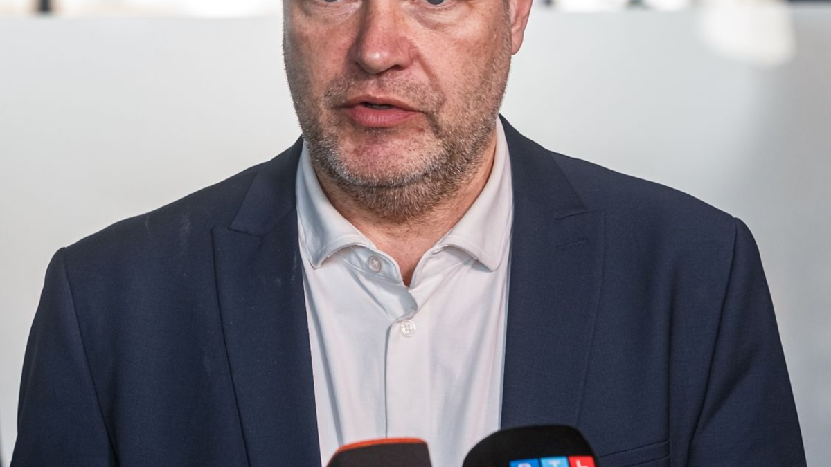 «Wir brauchen für Offshore die Konverter»:  Bundeswirtschaftsminister Robert Habeck bei der der Messe «Husum Wind». - Foto: Markus Scholz/dpa