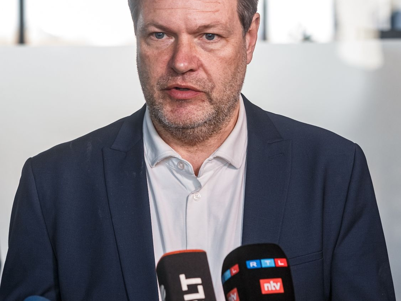 «Wir brauchen für Offshore die Konverter»:  Bundeswirtschaftsminister Robert Habeck bei der der Messe «Husum Wind». - Foto: Markus Scholz/dpa