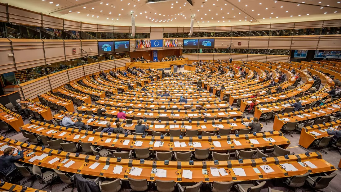 Fahnen wehen vor dem Sitz des Europäischen Parlaments in Brüssel. - Bild: Michael Kappeler/dpa