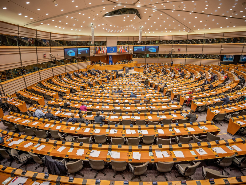 Fahnen wehen vor dem Sitz des Europäischen Parlaments in Brüssel. - Foto: Michael Kappeler/dpa