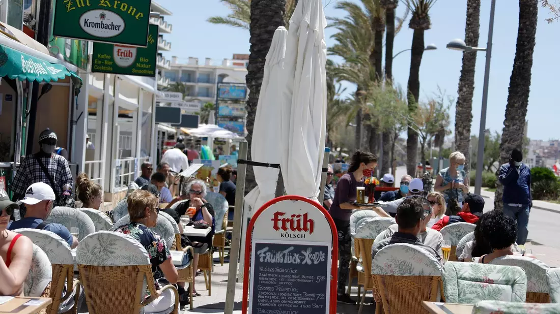 Viele Deutsche wollen zu Ostern nach Mallorca reisen - die Ferien beginnen früher als sonst. - Bild: Clara Margais/dpa