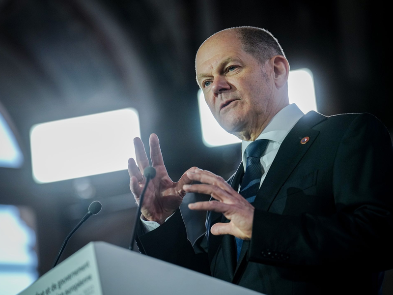Bundeskanzler Olaf Scholz (l, SPD) und der litauische Staatspräsident Gitanas Naueda bei einem Besuch der Nato-Übung Quadriga 24.  «Deutschland steht unverrückbar an der Seite der baltischen Staaten», sagt der Kanzler. - Foto: Kay Nietfeld/dpa