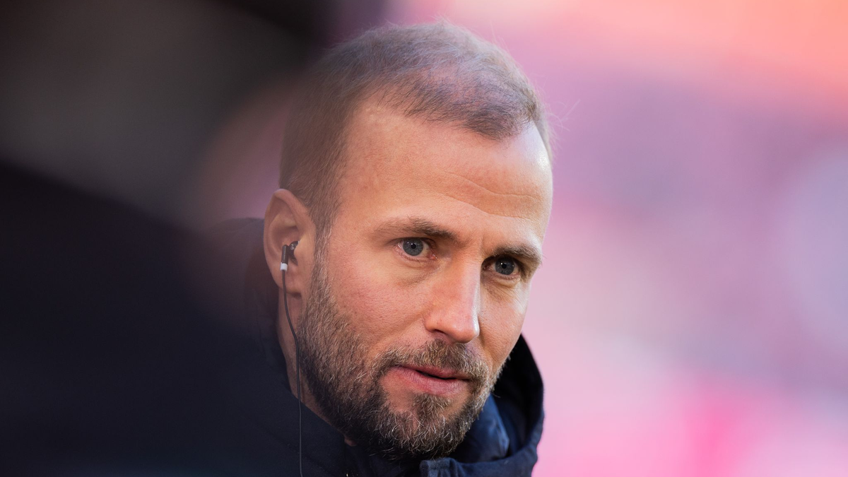 Trainer Sebastian Hoeneß und der VfB Stuttgart treffen am Mittwoch auf Atalanta Bergamo. - Foto: Rolf Vennenbernd/dpa