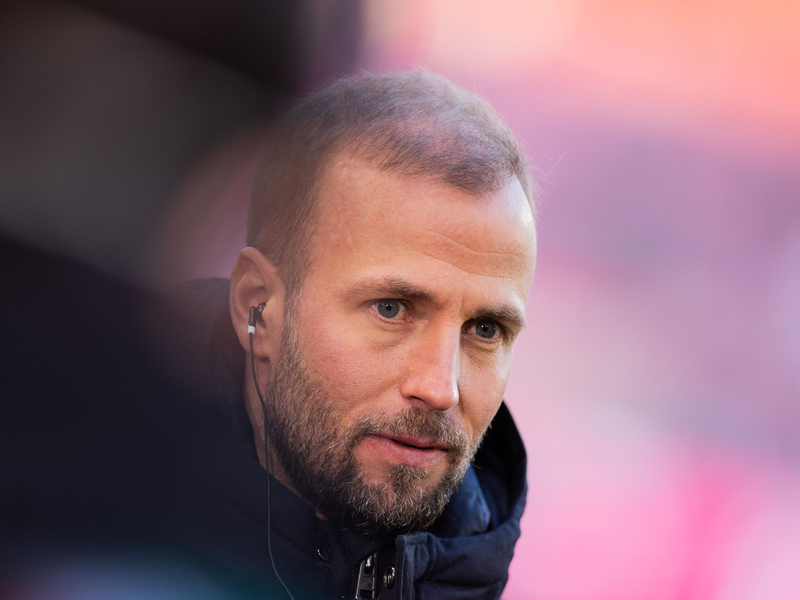 Trainer Sebastian Hoeneß und der VfB Stuttgart treffen am Mittwoch auf Atalanta Bergamo. - Foto: Rolf Vennenbernd/dpa