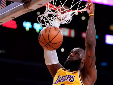Schluss nach Saison 23: LeBron James hört auf. - Foto: Mark J. Terrill/AP/dpa