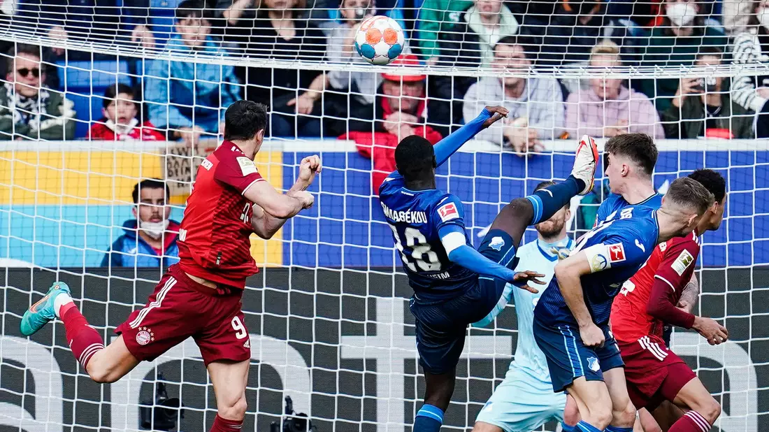 Andrej Kramaric (r.) geht an Bayerns Aleksandar Pavlovic vorbei. - Bild: Uwe Anspach/dpa