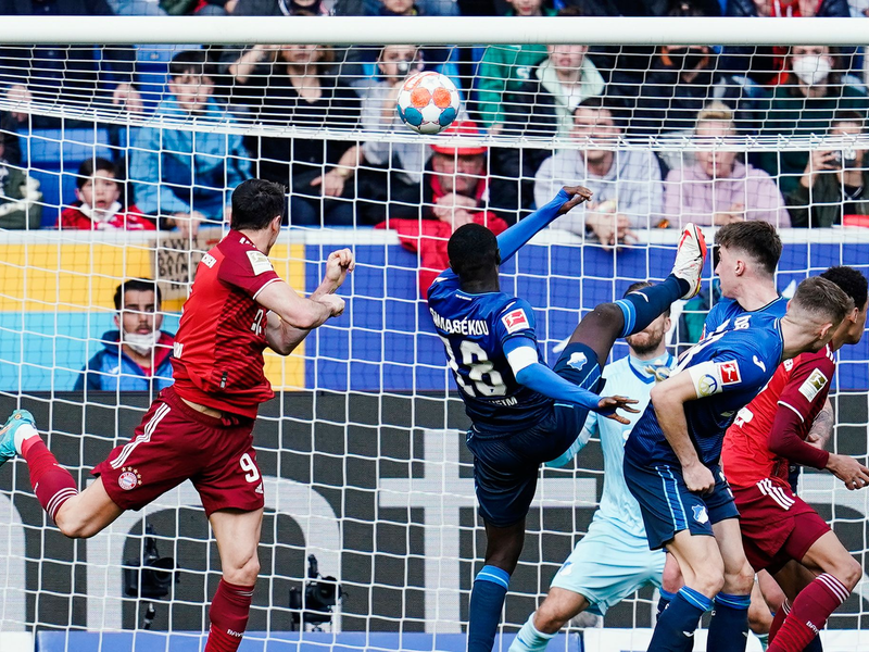Andrej Kramaric (r.) geht an Bayerns Aleksandar Pavlovic vorbei. - Foto: Uwe Anspach/dpa