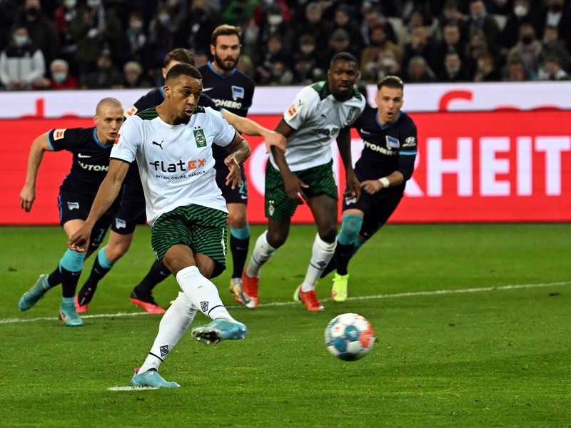 Belgiens Romelu Lukaku (M) trifft zum 1:2 per Elfmeter gegen Italiens Torwart Gianluigi Donnarumma. - Foto: Federico Gambarini/dpa