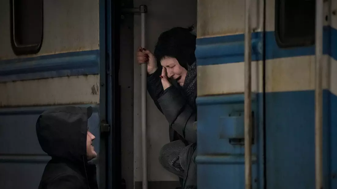 Eine Gedenkmauer in Kiew erinnert an gefallene ukrainische Militärangehörige. - Bild: Vadim Ghirda/AP/dpa