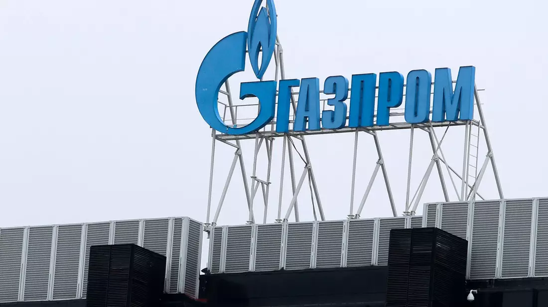 Gazprom-Logo auf einer Niederlassung des russischen Staatskonzerns in St. Petersburg. - Bild: Stringer/dpa