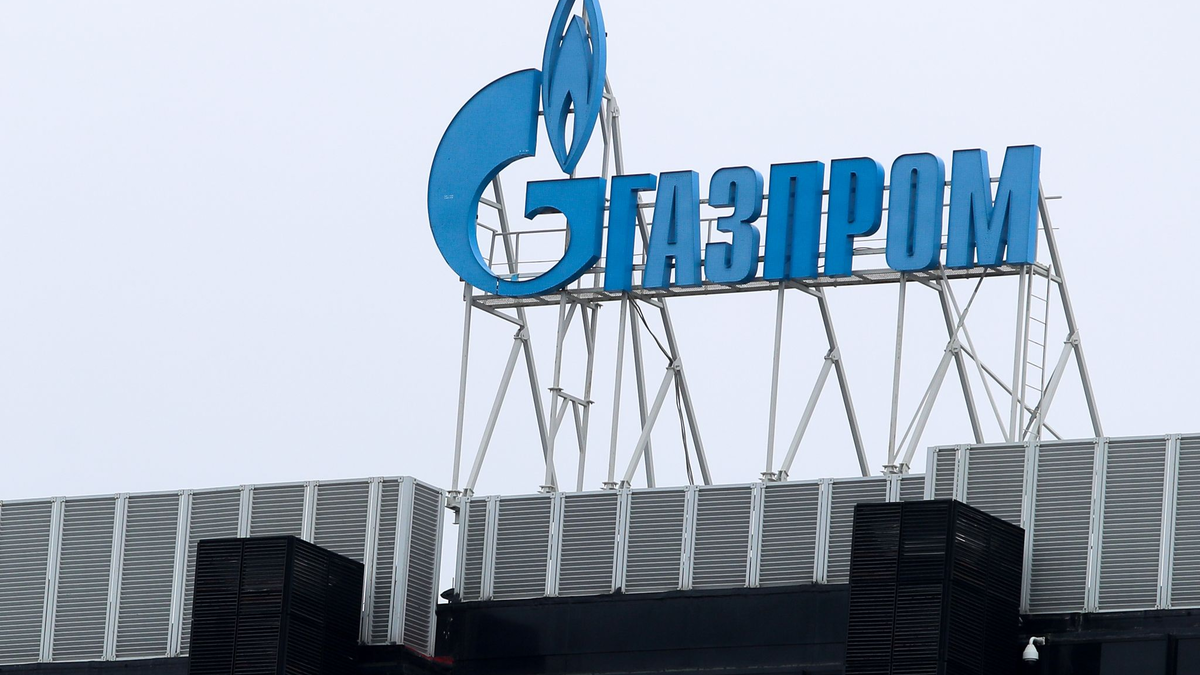 Gazprom-Logo auf einer Niederlassung des russischen Staatskonzerns in St. Petersburg. - Foto: Stringer/dpa