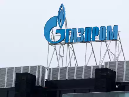 Gazprom-Logo auf einer Niederlassung des russischen Staatskonzerns in St. Petersburg. - Foto: Stringer/dpa