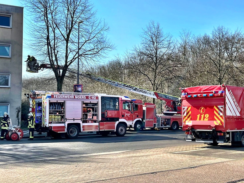 FW Moers: Moers-Mitte: Mehrere Bewohner bei Brand über Drehleitern gerettet / Moers-Meerbeck: Gartenhaus brannte in der Nacht - Foto: presseportal.de