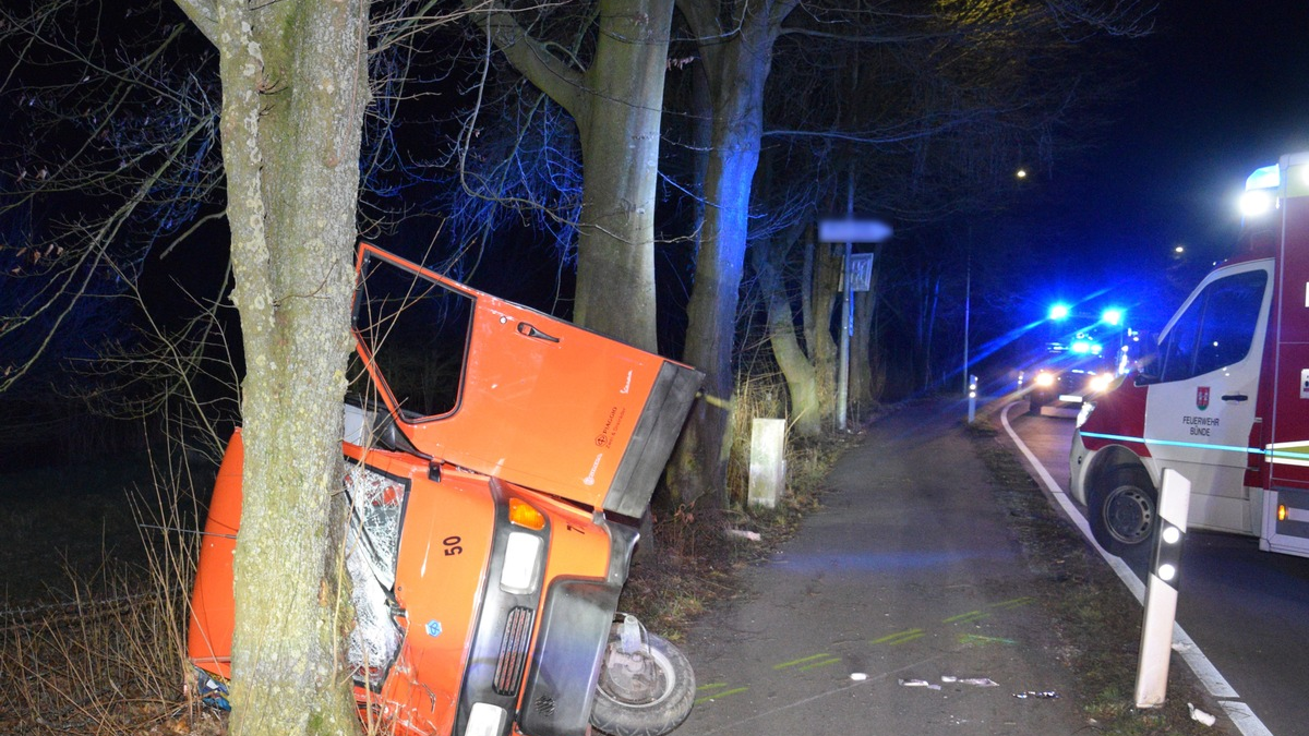 POL-HF: Fiat prallt gegen Baum - Fahrer schwer verletzt - Foto: presseportal.de