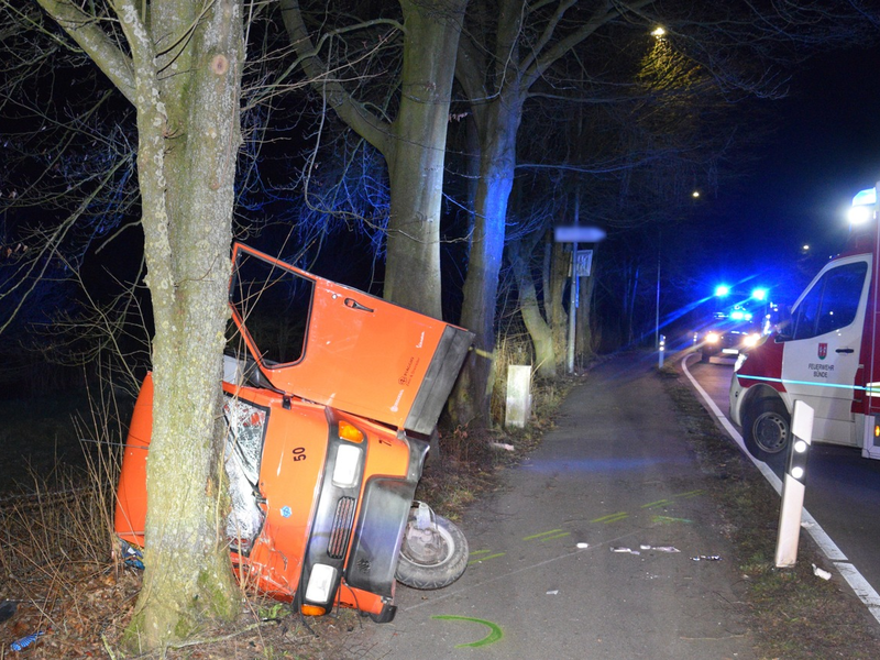 POL-HF: Fiat prallt gegen Baum - Fahrer schwer verletzt - Foto: presseportal.de