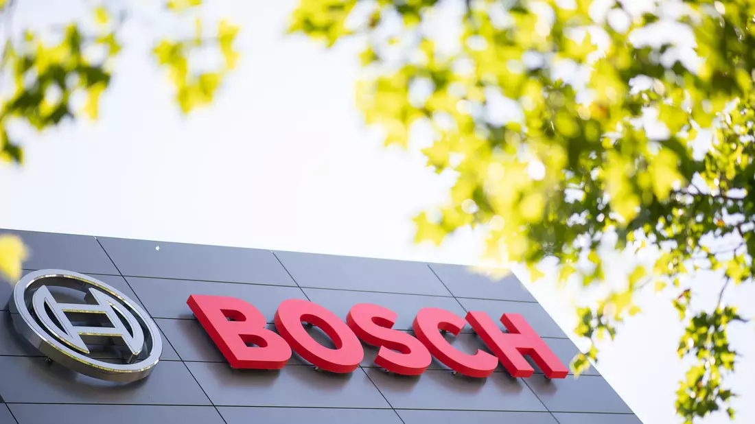 Die Beschäftigten von Bosch bangen wegen der Transformation hin zur E-Mobilität bereits länger um ihre Jobs. - Bild: Sebastian Gollnow/dpa